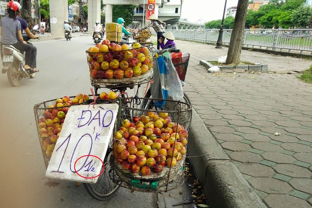Những màn "gây lú" của hàng hoa quả vỉa hè - Hình 6 Nhung man