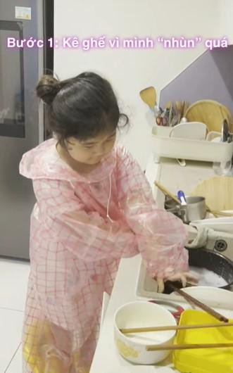 Con gái Hương Giang mặc áo mưa rửa bát, lý do đưa ra hết hồn - Hình 2 Con gai Huong Giang mac ao mua rua bat, ly do dua ra het hon-Hinh-2