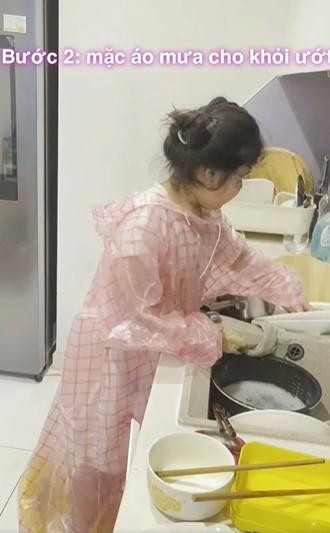 Con gái Hương Giang mặc áo mưa rửa bát, lý do đưa ra hết hồn - Hình 3 Con gai Huong Giang mac ao mua rua bat, ly do dua ra het hon-Hinh-3