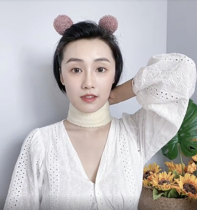 Thực hiện các động tác này nếp nhăn vùng cổ và cằm nọng sẽ bay biến Thuc hien cac dong tac nay nep nhan vung co va cam nong se bay bien