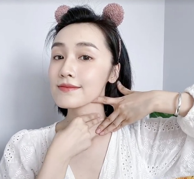 Thực hiện các động tác này nếp nhăn vùng cổ và cằm nọng sẽ bay biến - Hình 5 Thuc hien cac dong tac nay nep nhan vung co va cam nong se bay bien-Hinh-5