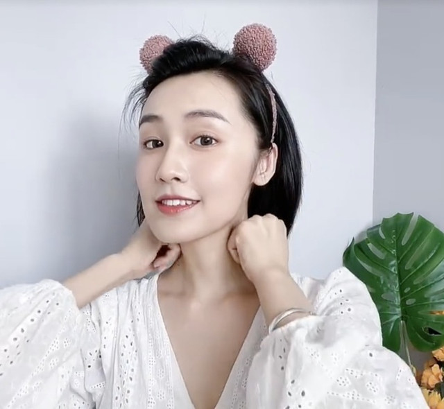 Thực hiện các động tác này nếp nhăn vùng cổ và cằm nọng sẽ bay biến - Hình 3 Thuc hien cac dong tac nay nep nhan vung co va cam nong se bay bien-Hinh-3
