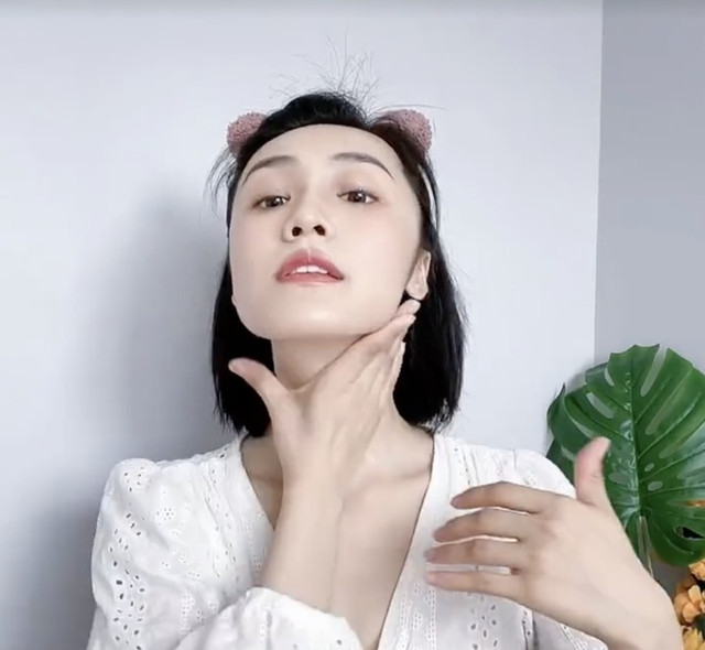 Thực hiện các động tác này nếp nhăn vùng cổ và cằm nọng sẽ bay biến - Hình 2 Thuc hien cac dong tac nay nep nhan vung co va cam nong se bay bien-Hinh-2