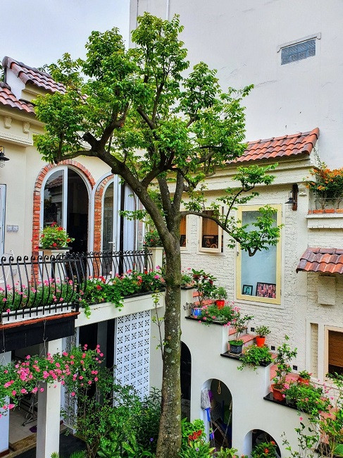 Ngôi nhà bỏ hoang giữa Hà Nội biến hình gây chú ý - Hình 11 Ngoi nha bo hoang giua Ha Noi bien hinh gay chu y-Hinh-11