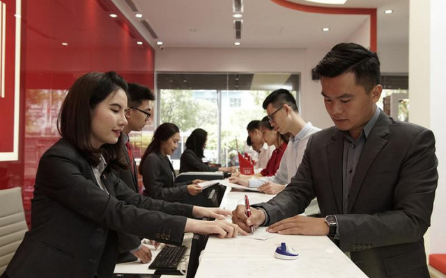 Chán vàng, các bà nội trợ rủ nhau chơi chứng khoán - Hình 2 Chan vang, cac ba noi tro ru nhau choi chung khoan-Hinh-2