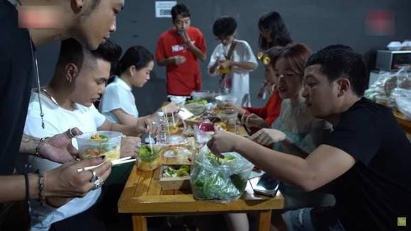 Trường Giang "chơi lớn" đãi cả ekip 100 tô mỳ trong ngày sinh nhật Truong Giang