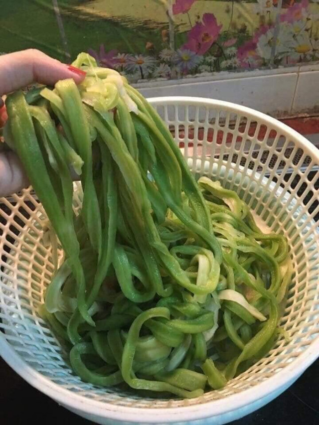 Bó rau khô như nắm rơm mà giá tận 500.000 đồng/kg - Hình 3 Bo rau kho nhu nam rom ma gia tan 500.000 dong/kg-Hinh-3