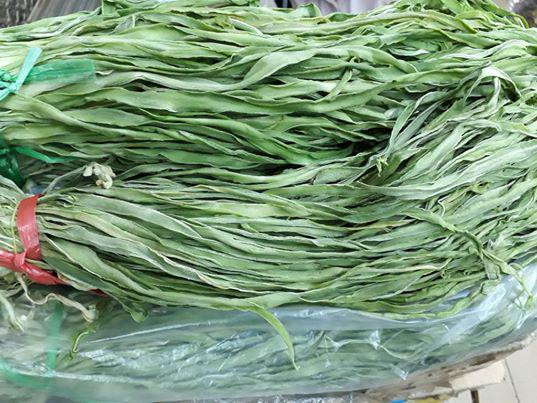 Bó rau khô như nắm rơm mà giá tận 500.000 đồng/kg Bo rau kho nhu nam rom ma gia tan 500.000 dong/kg