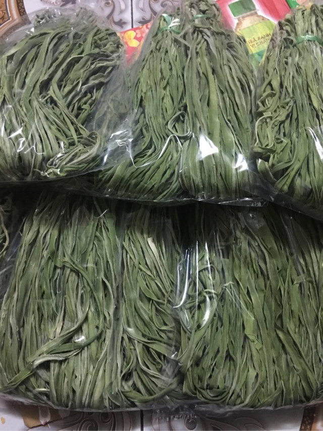 Bó rau khô như nắm rơm mà giá tận 500.000 đồng/kg - Hình 2 Bo rau kho nhu nam rom ma gia tan 500.000 dong/kg-Hinh-2