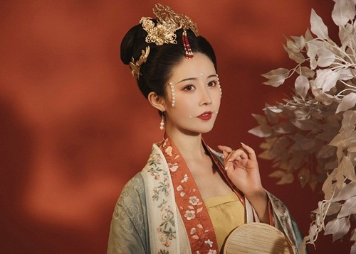 Mỹ nhân xuất thân ca kỹ, có chồng rồi vẫn khiến Hoàng đế mê miệt - Hình 2 My nhan xuat than ca ky, co chong roi van khien Hoang de me miet-Hinh-2