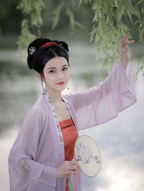 Mỹ nhân xuất thân ca kỹ, có chồng rồi vẫn khiến Hoàng đế mê miệt My nhan xuat than ca ky, co chong roi van khien Hoang de me miet