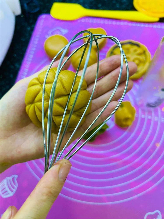 Bánh trung thu "nhà nghèo version": 0 lò nướng, 0 khuôn, 0 trứng - Hình 7 Banh trung thu