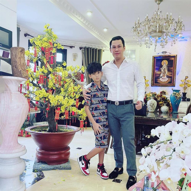Cuộc sống chuẩn công tử của con trai Lệ Quyên Cuoc song chuan cong tu cua con trai Le Quyen