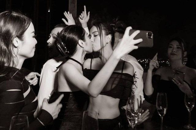 Những nụ hôn đồng giới gây nhức mắt của Ngọc Trinh Nhung nu hon dong gioi gay nhuc mat cua Ngoc Trinh