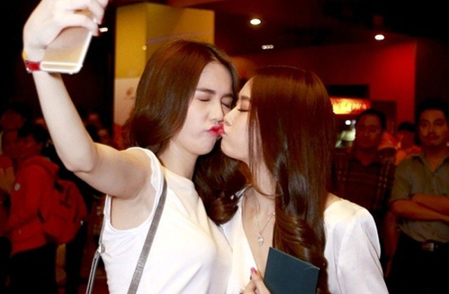 Những nụ hôn đồng giới gây nhức mắt của Ngọc Trinh - Hình 8 Nhung nu hon dong gioi gay nhuc mat cua Ngoc Trinh-Hinh-8