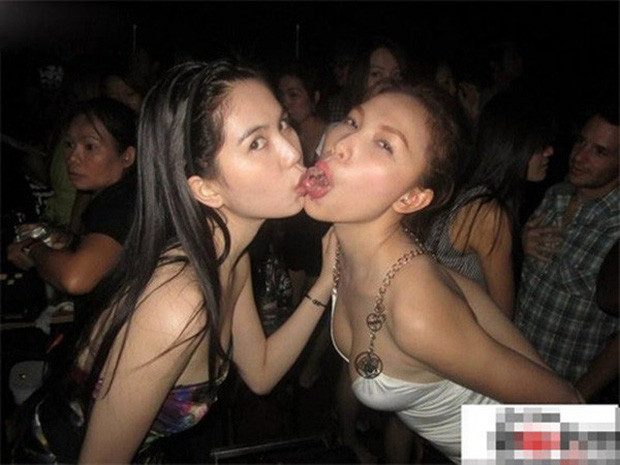 Những nụ hôn đồng giới gây nhức mắt của Ngọc Trinh - Hình 3 Nhung nu hon dong gioi gay nhuc mat cua Ngoc Trinh-Hinh-3