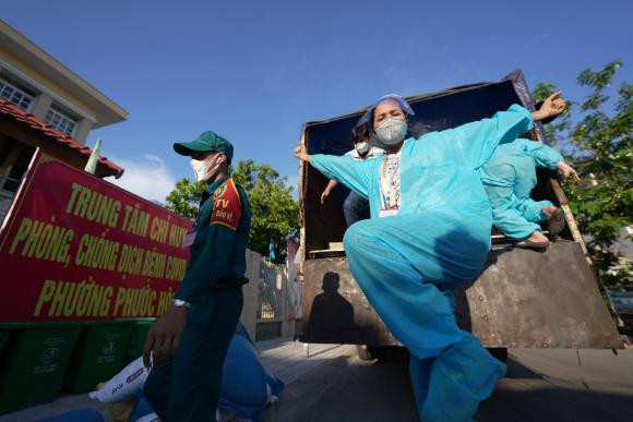 H’Hen Niê "lực điền" vác gọn bao gạo 50kg, bị gắn mác "super culi" H’Hen Nie