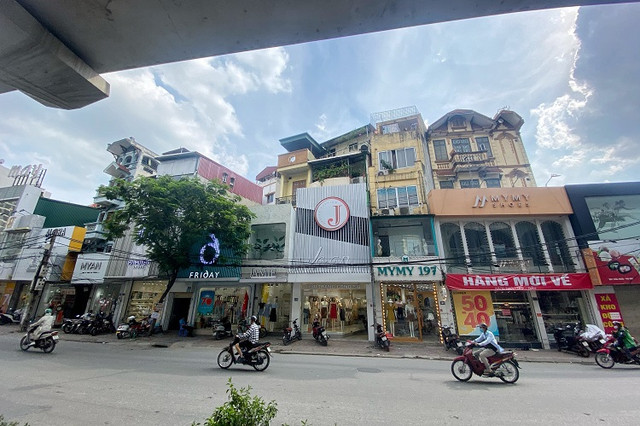 Giảm giá kịch sàn, các cửa hàng quần áo tại Hà Nội vẫn không bóng người - Hình 4 Giam gia kich san, cac cua hang quan ao tai Ha Noi van khong bong nguoi-Hinh-4