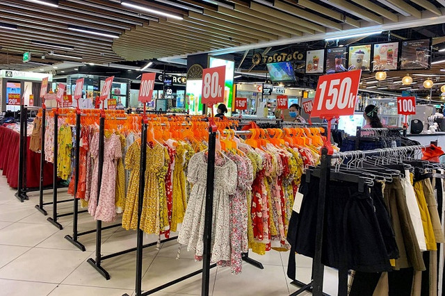 Giảm giá kịch sàn, các cửa hàng quần áo tại Hà Nội vẫn không bóng người - Hình 3 Giam gia kich san, cac cua hang quan ao tai Ha Noi van khong bong nguoi-Hinh-3