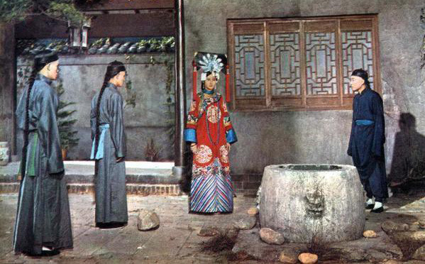 Miệng giếng rất nhỏ, làm thế nào Trân Phi có thể bị ném xuống? Mieng gieng rat nho, lam the nao Tran Phi co the bi nem xuong?