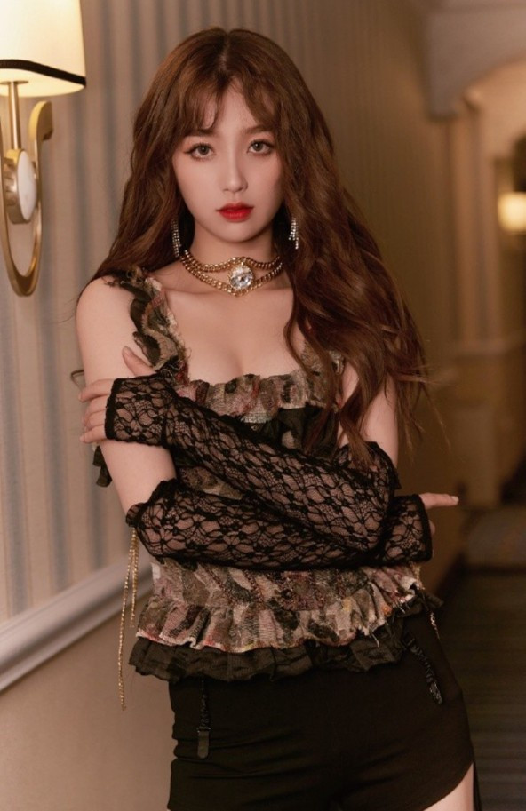 Thấy gì khi Lưu Diệc Phi bị quấy rối ở phim trường? - Hình 4 Thay gi khi Luu Diec Phi bi quay roi o phim truong?-Hinh-4