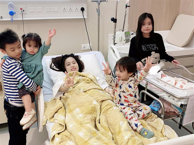 Ngoại hình đáng yêu của con gái thứ 5 nhà Hằng Túi Ngoai hinh dang yeu cua con gai thu 5 nha Hang Tui