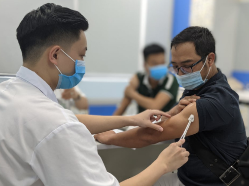 Mới bị gãy xương, có tiêm vắc xin COVID-19 được không? Moi bi gay xuong, co tiem vac xin COVID-19 duoc khong?