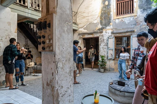 Giới trẻ mang cả vali quần áo tới chụp ảnh ở quán cà phê Thái Lan - Hình 5 Gioi tre mang ca vali quan ao toi chup anh o quan ca phe Thai Lan-Hinh-5