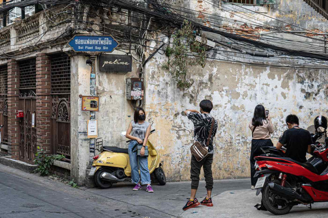 Giới trẻ mang cả vali quần áo tới chụp ảnh ở quán cà phê Thái Lan - Hình 4 Gioi tre mang ca vali quan ao toi chup anh o quan ca phe Thai Lan-Hinh-4
