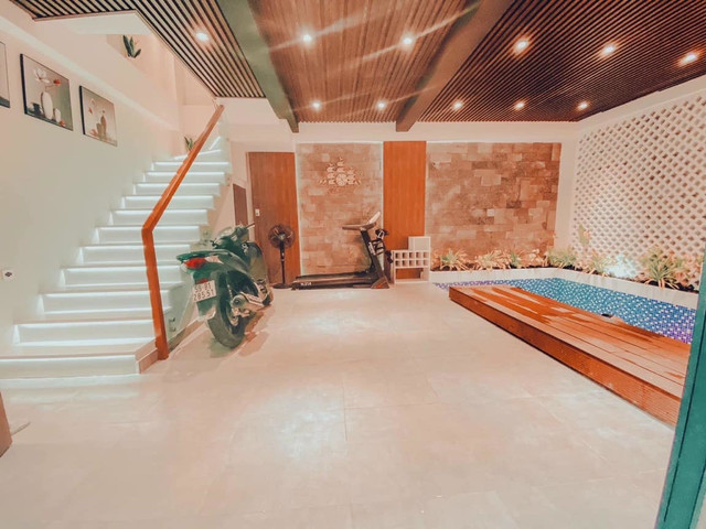 Nhà diện tích 50m2 vẫn có hồ bơi, vườn gác mái nhờ thiết kế này - Hình 2 Nha dien tich 50m2 van co ho boi, vuon gac mai nho thiet ke nay-Hinh-2