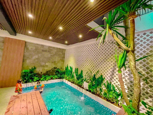 Nhà diện tích 50m2 vẫn có hồ bơi, vườn gác mái nhờ thiết kế này - Hình 3 Nha dien tich 50m2 van co ho boi, vuon gac mai nho thiet ke nay-Hinh-3