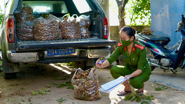 Hải sản giảm giá một nửa, thịt gà 6.000 đồng/kg vẫn ế ẩm - Hình 4 Hai san giam gia mot nua, thit ga 6.000 dong/kg van e am-Hinh-4