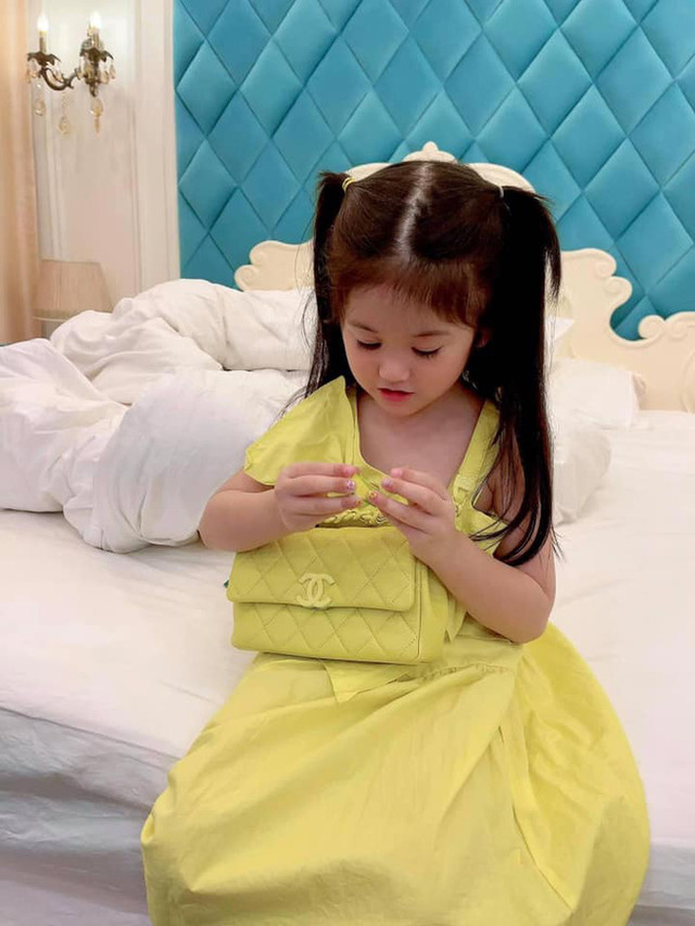 3 rich kid nhà Đoàn Di Băng: Lấy đồ hiệu làm đồ chơi từ nhỏ - Hình 5 3 rich kid nha Doan Di Bang: Lay do hieu lam do choi tu nho-Hinh-5