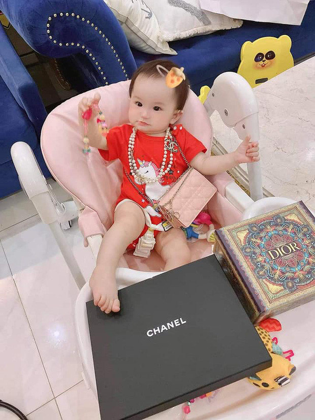 3 rich kid nhà Đoàn Di Băng: Lấy đồ hiệu làm đồ chơi từ nhỏ - Hình 7 3 rich kid nha Doan Di Bang: Lay do hieu lam do choi tu nho-Hinh-7