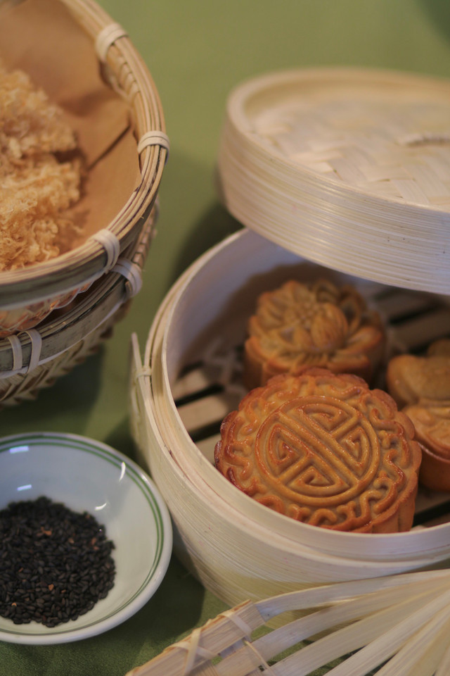 Giới trẻ tự làm bánh Trung thu khi ở nhà giãn cách - Hình 4 Gioi tre tu lam banh Trung thu khi o nha gian cach-Hinh-4