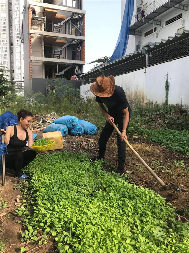Bố mẹ Hồ Ngọc Hà làm nông dân dù giàu nứt đố đổ vách - Hình 3 Bo me Ho Ngoc Ha lam nong dan du giau nut do do vach-Hinh-3