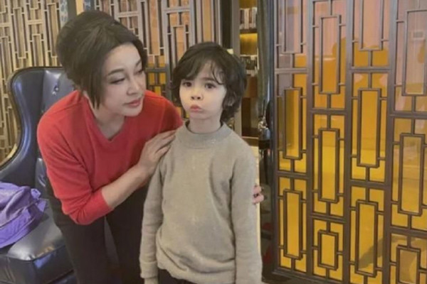 Lưu Hiểu Khánh gây sốc với gương mặt khác lạ ở tuổi 71 - Hình 2 Luu Hieu Khanh gay soc voi guong mat khac la o tuoi 71-Hinh-2