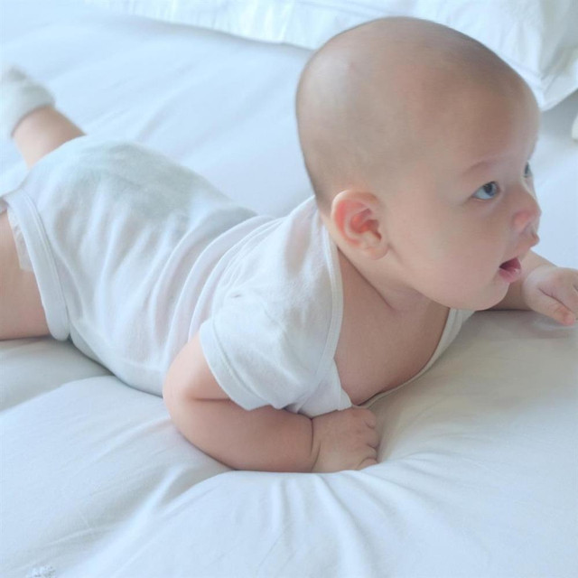 Cặp nhóc tỳ tròn 4 tháng, Hà Hồ đăng ảnh cận mặt nhìn thích mê - Hình 8 Cap nhoc ty tron 4 thang, Ha Ho dang anh can mat nhin thich me-Hinh-8