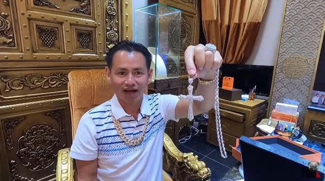 Khoa Pug mang cả tỷ tiền mặt đi mua kim cương - Hình 6 Khoa Pug mang ca ty tien mat di mua kim cuong-Hinh-6