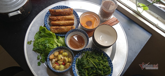 Một nhà đi chợ hộ ba hàng xóm, đến bữa thi món ngon qua mạng - Hình 2 Mot nha di cho ho ba hang xom, den bua thi mon ngon qua mang-Hinh-2