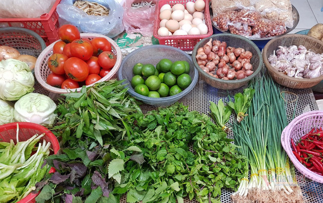 Một nhà đi chợ hộ ba hàng xóm, đến bữa thi món ngon qua mạng Mot nha di cho ho ba hang xom, den bua thi mon ngon qua mang