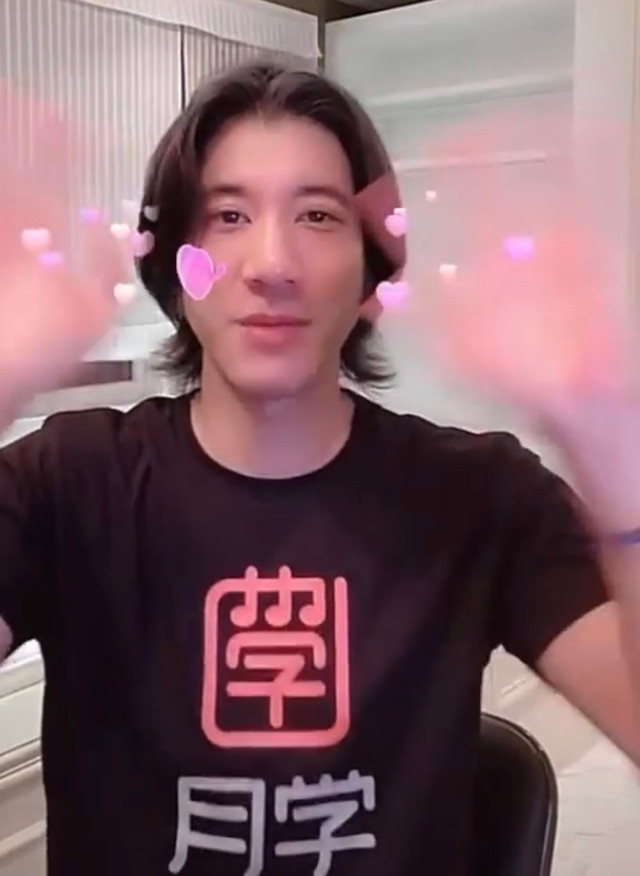 12,3 triệu người xem Vương Lực Hoành livestream cạo râu - Hình 2 12,3 trieu nguoi xem Vuong Luc Hoanh livestream cao rau-Hinh-2