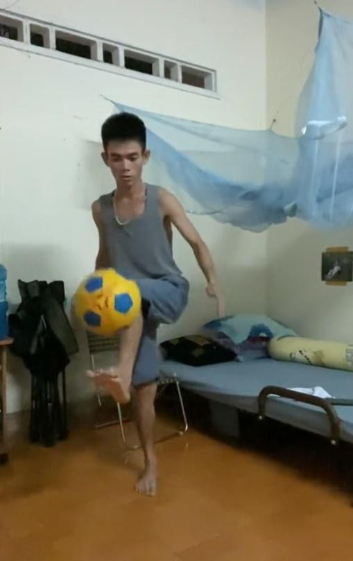 Cận cảnh phòng trọ của anh chăn bò Soytiet và bạn gái - Hình 8 Can canh phong tro cua anh chan bo Soytiet va ban gai-Hinh-8