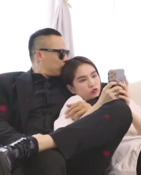 Hôn hít kiểu Ngọc Trinh - Vũ Khắc Tiệp: Hết dễ thương chỉ còn phản cảm - Hình 8 Hon hit kieu Ngoc Trinh - Vu Khac Tiep: Het de thuong chi con phan cam-Hinh-8