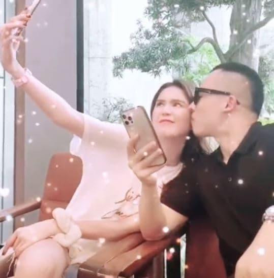 Hôn hít kiểu Ngọc Trinh - Vũ Khắc Tiệp: Hết dễ thương chỉ còn phản cảm - Hình 9 Hon hit kieu Ngoc Trinh - Vu Khac Tiep: Het de thuong chi con phan cam-Hinh-9