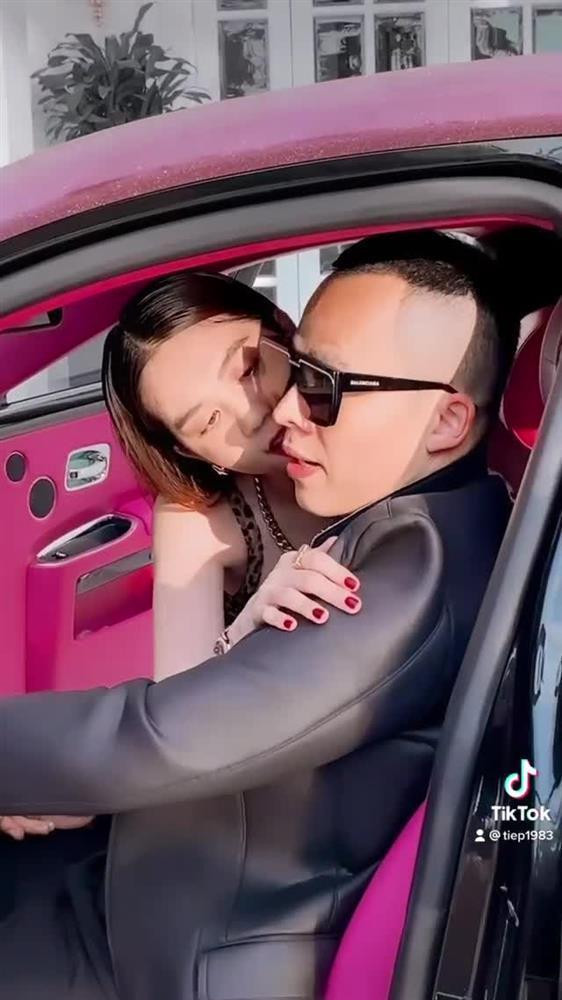 Hôn hít kiểu Ngọc Trinh - Vũ Khắc Tiệp: Hết dễ thương chỉ còn phản cảm - Hình 6 Hon hit kieu Ngoc Trinh - Vu Khac Tiep: Het de thuong chi con phan cam-Hinh-6