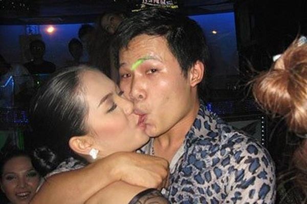 Hôn hít kiểu Ngọc Trinh - Vũ Khắc Tiệp: Hết dễ thương chỉ còn phản cảm - Hình 10 Hon hit kieu Ngoc Trinh - Vu Khac Tiep: Het de thuong chi con phan cam-Hinh-10