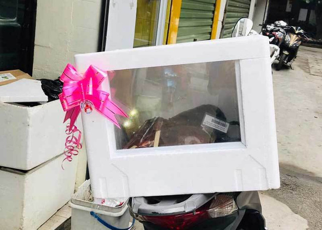 Giá quá rẻ, dân tình ồ ạt mua cua hoàng đế làm quà biết Tết - Hình 3 Gia qua re, dan tinh o at mua cua hoang de lam qua biet Tet-Hinh-3
