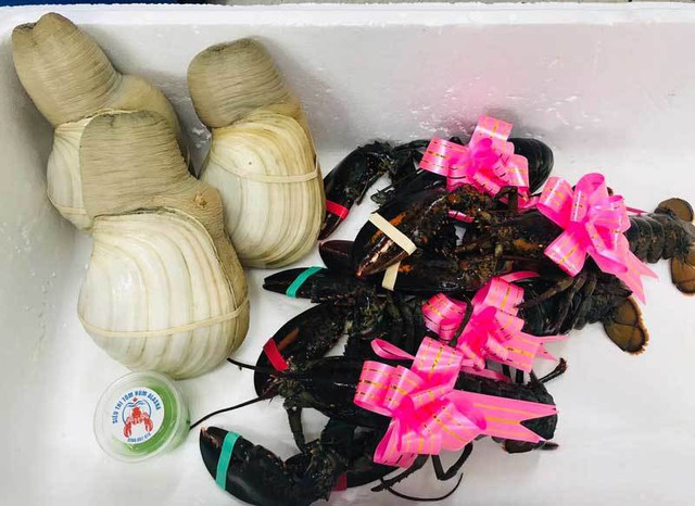 Giá quá rẻ, dân tình ồ ạt mua cua hoàng đế làm quà biết Tết - Hình 4 Gia qua re, dan tinh o at mua cua hoang de lam qua biet Tet-Hinh-4