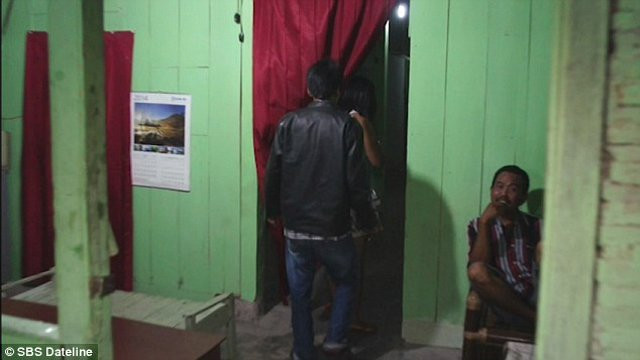 Vùng đất nơi người dân lên núi quan hệ với người lạ để lấy may - Hình 4 Vung dat noi nguoi dan len nui quan he voi nguoi la de lay may-Hinh-4